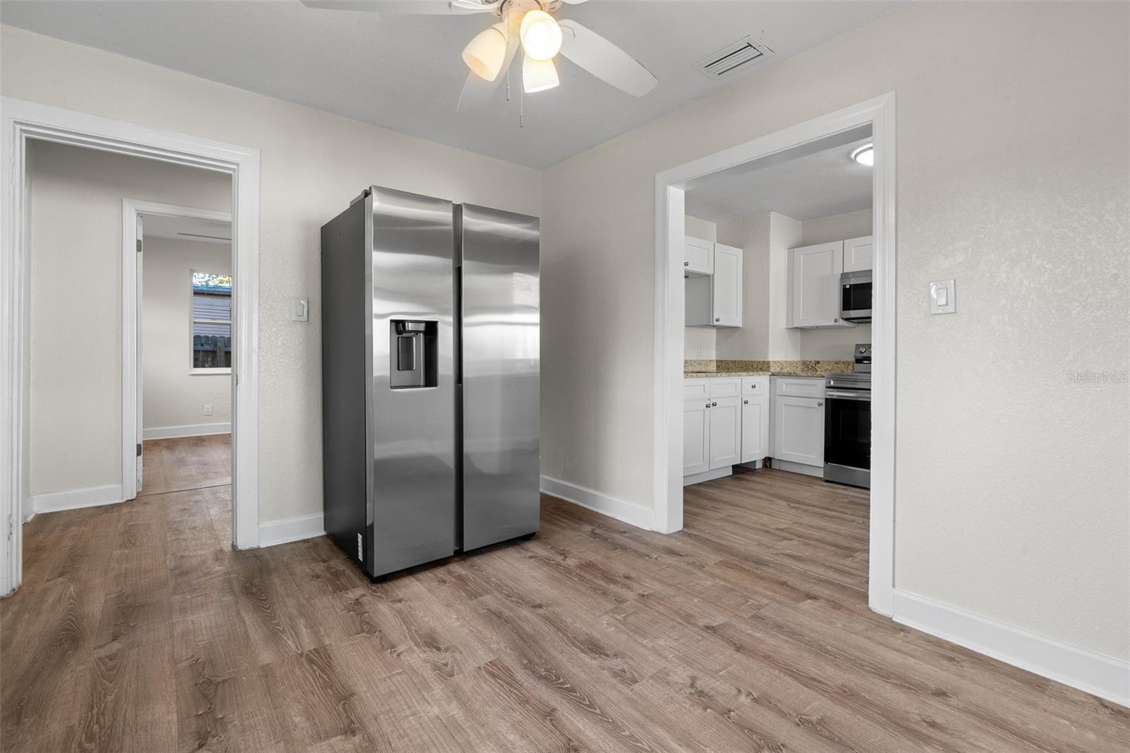 Listing photo id 31 for 834 18th Avenue S