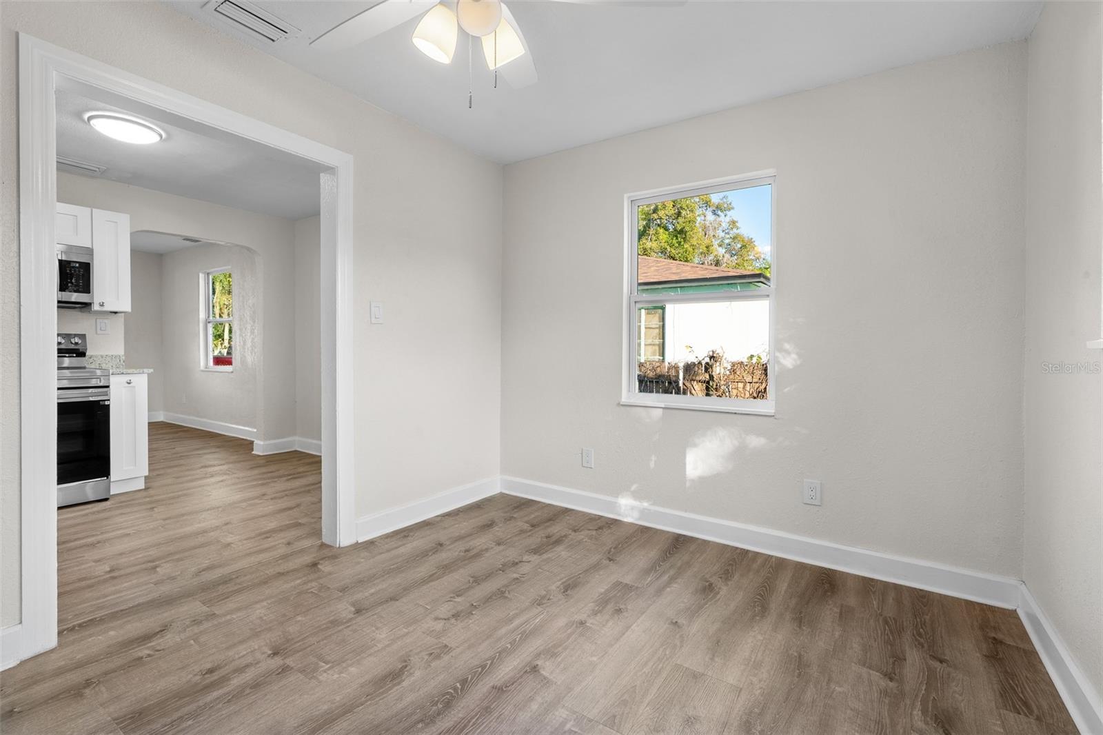 Listing photo id 32 for 834 18th Avenue S