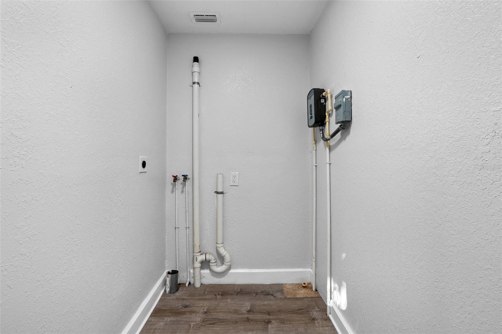 Listing photo id 33 for 834 18th Avenue S