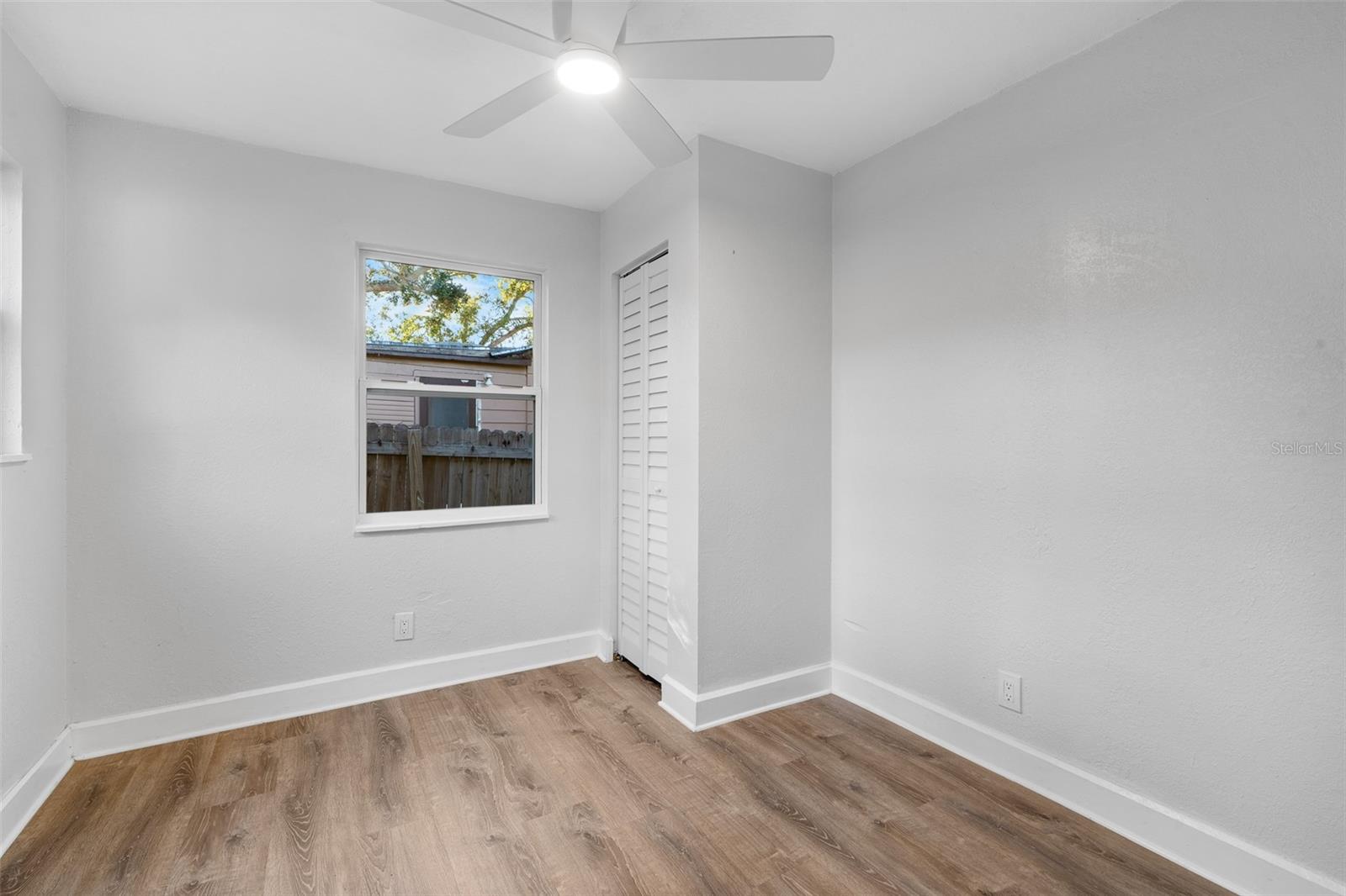 Listing photo id 34 for 834 18th Avenue S