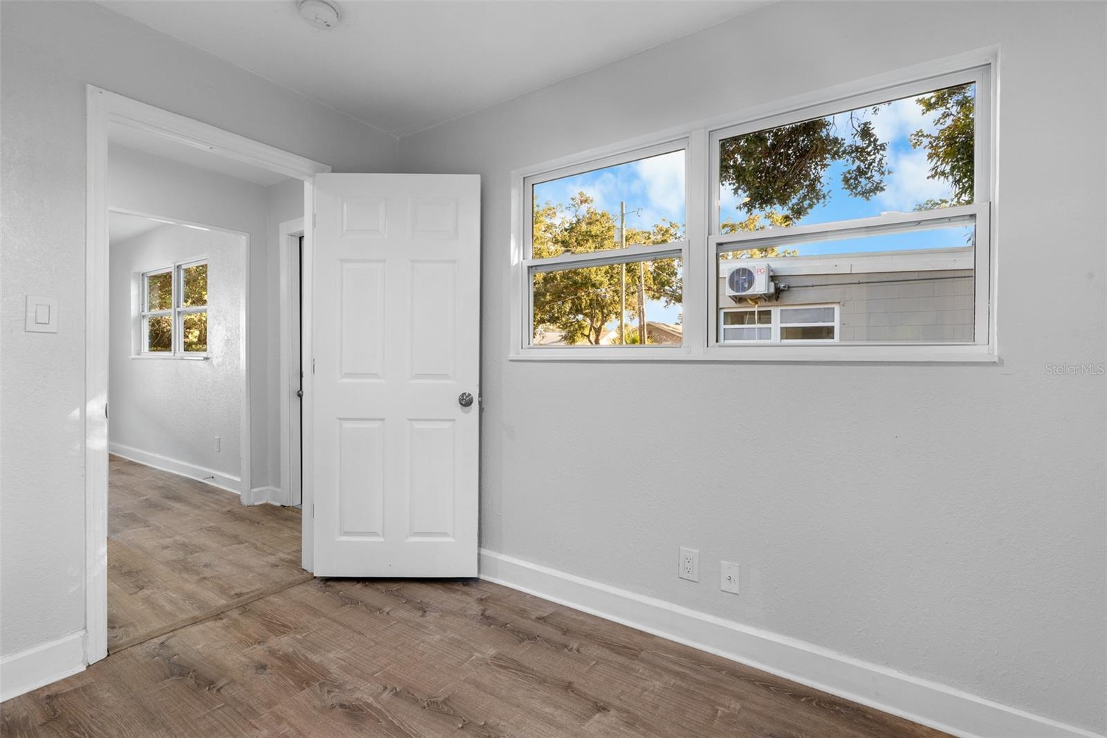 Listing photo id 35 for 834 18th Avenue S