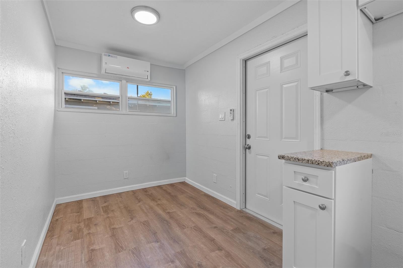 Listing photo id 37 for 834 18th Avenue S