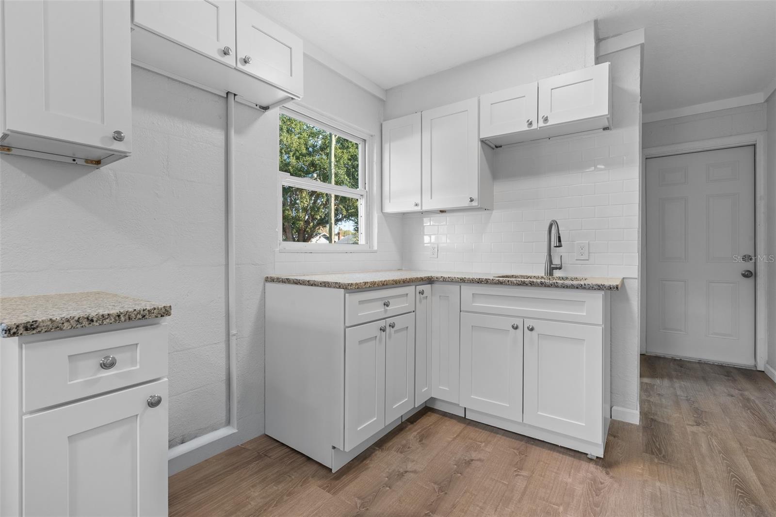 Listing photo id 38 for 834 18th Avenue S