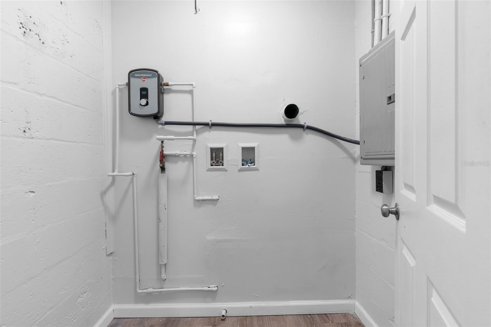 Listing photo id 41 for 834 18th Avenue S