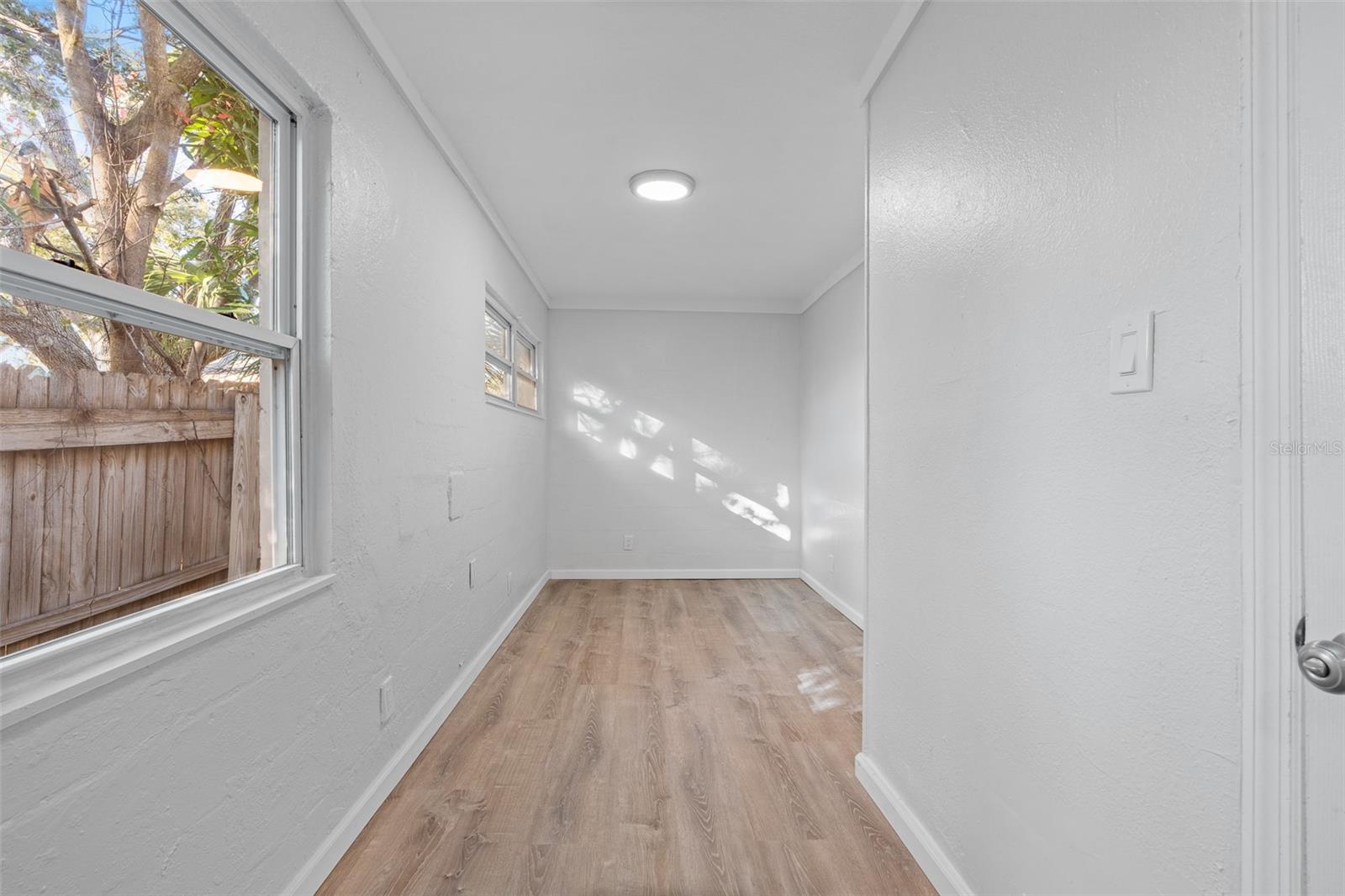 Listing photo id 42 for 834 18th Avenue S