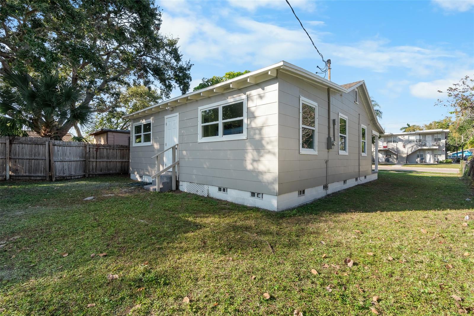 Listing photo id 5 for 834 18th Avenue S