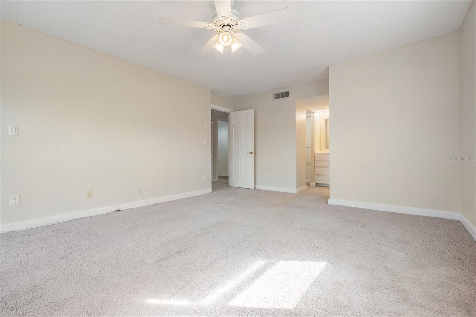 Image 21 of 50 For 3200 Cove Cay Drive 5a