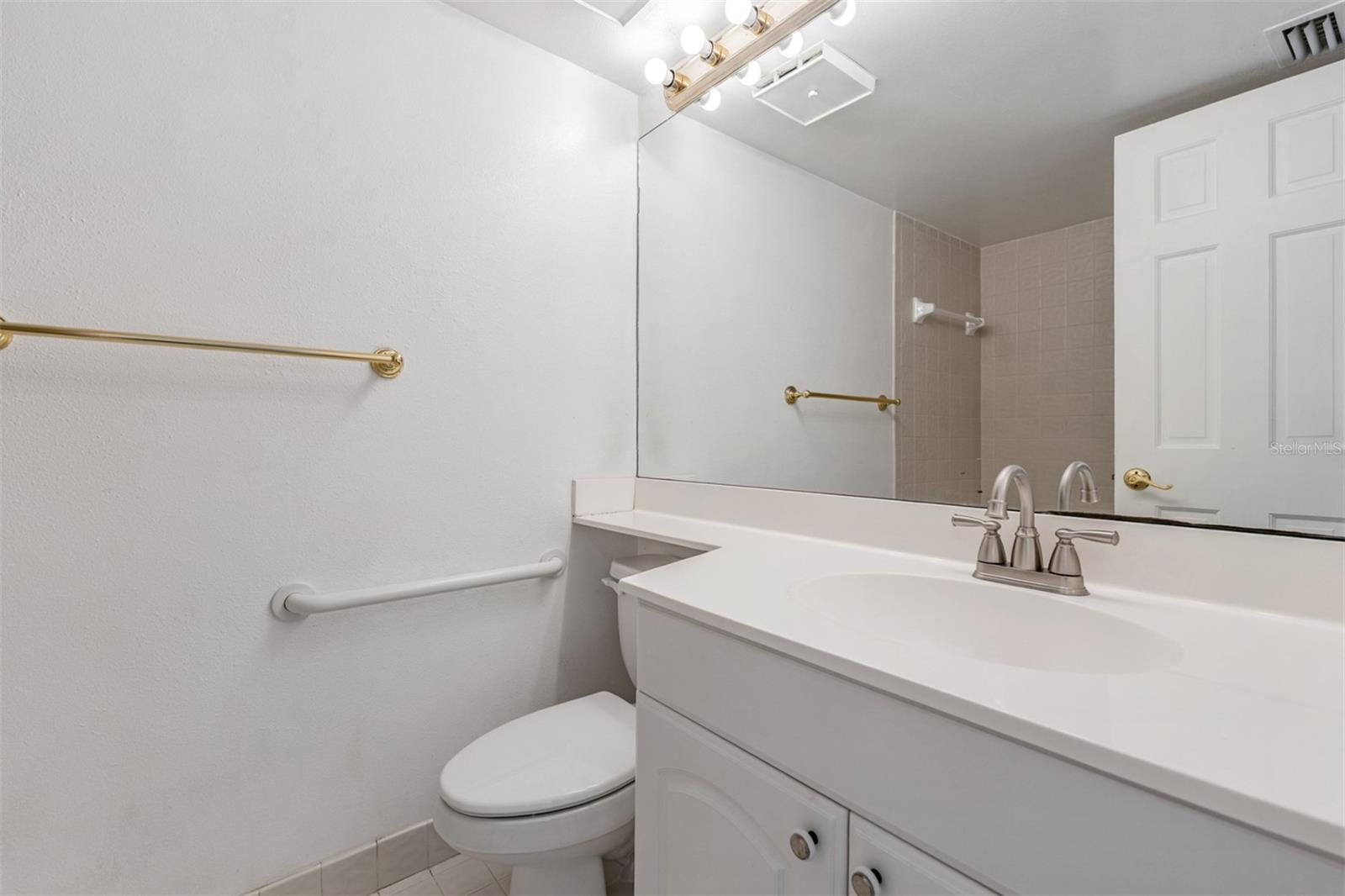 Image 23 of 50 For 3200 Cove Cay Drive 5a