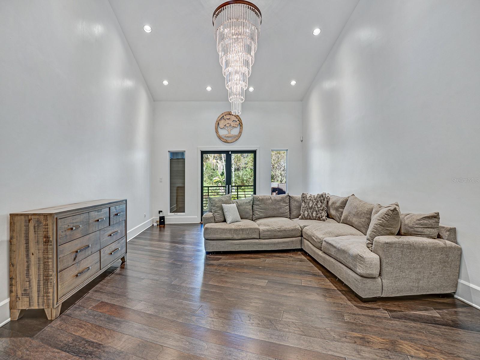 Image 16 of 78 For 1609 Hampton Court