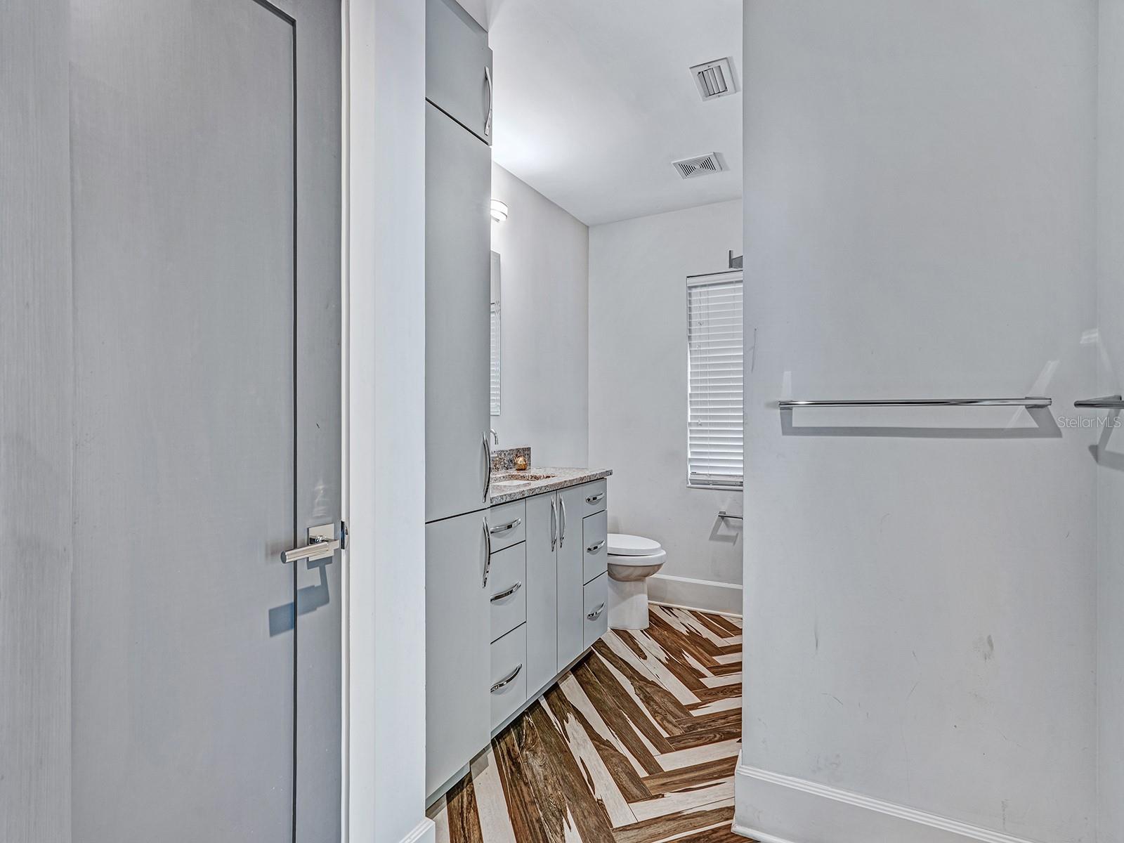 Image 52 of 78 For 1609 Hampton Court