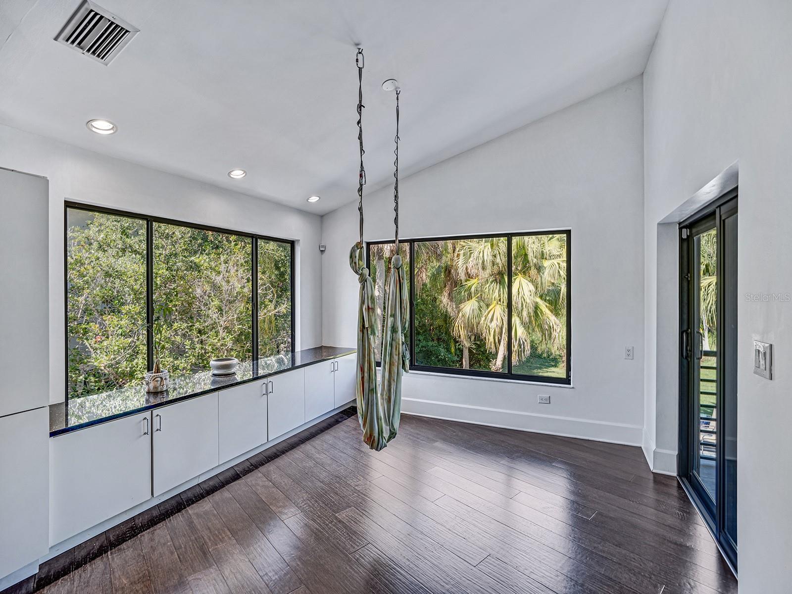 Image 60 of 78 For 1609 Hampton Court