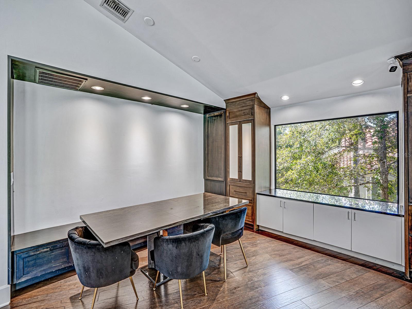 Image 61 of 78 For 1609 Hampton Court