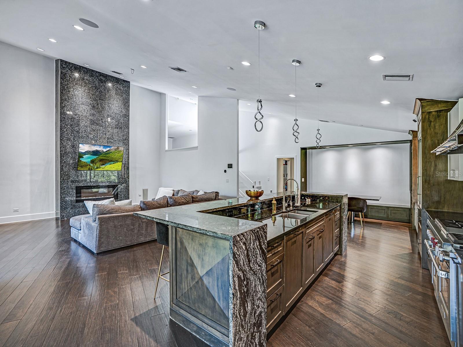 Image 63 of 78 For 1609 Hampton Court