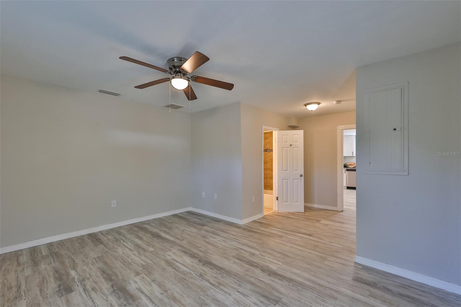 Image 14 of 72 For 3631 Park Street N