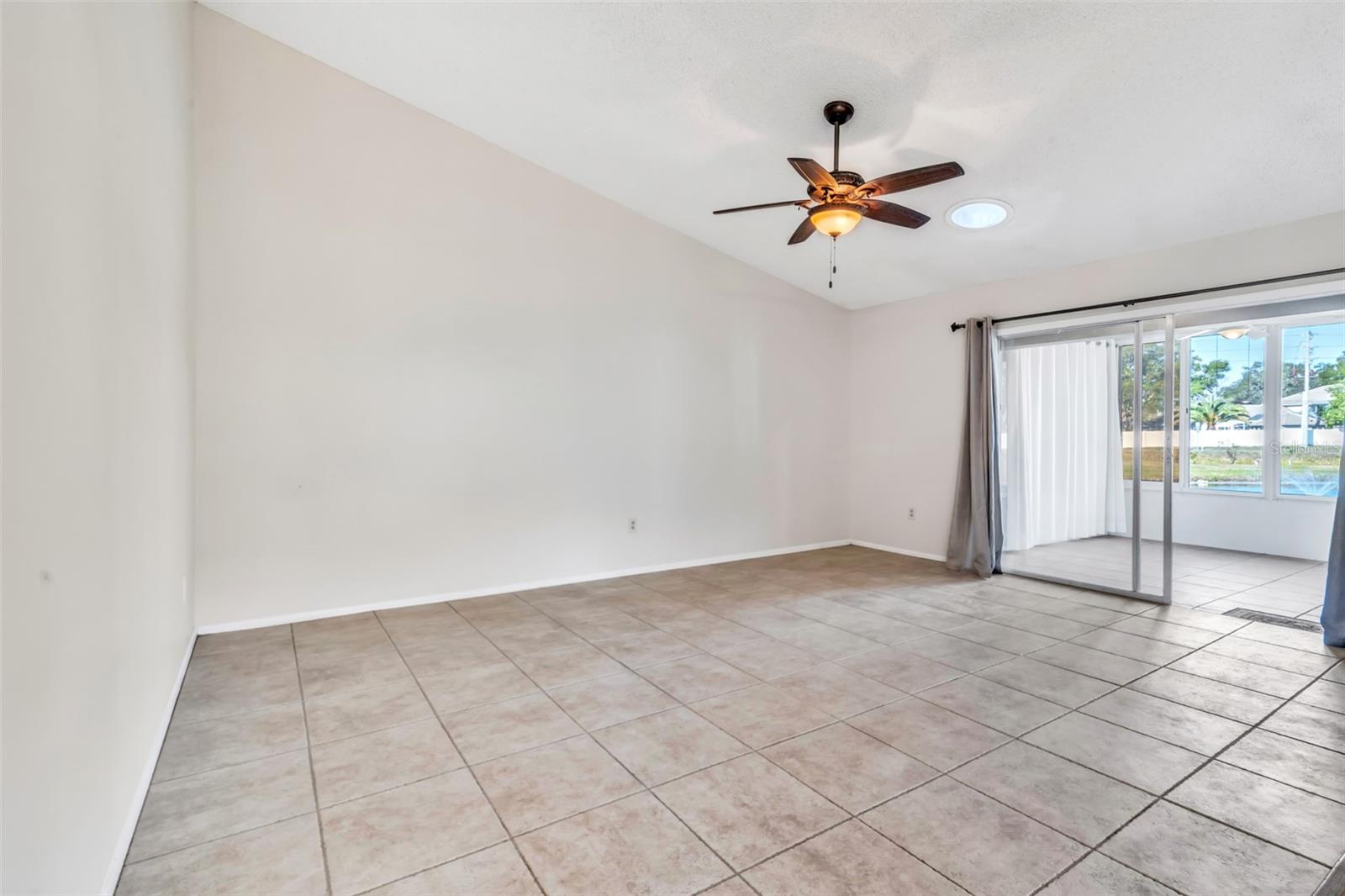 Image 11 of 49 For 17 Penzance Court