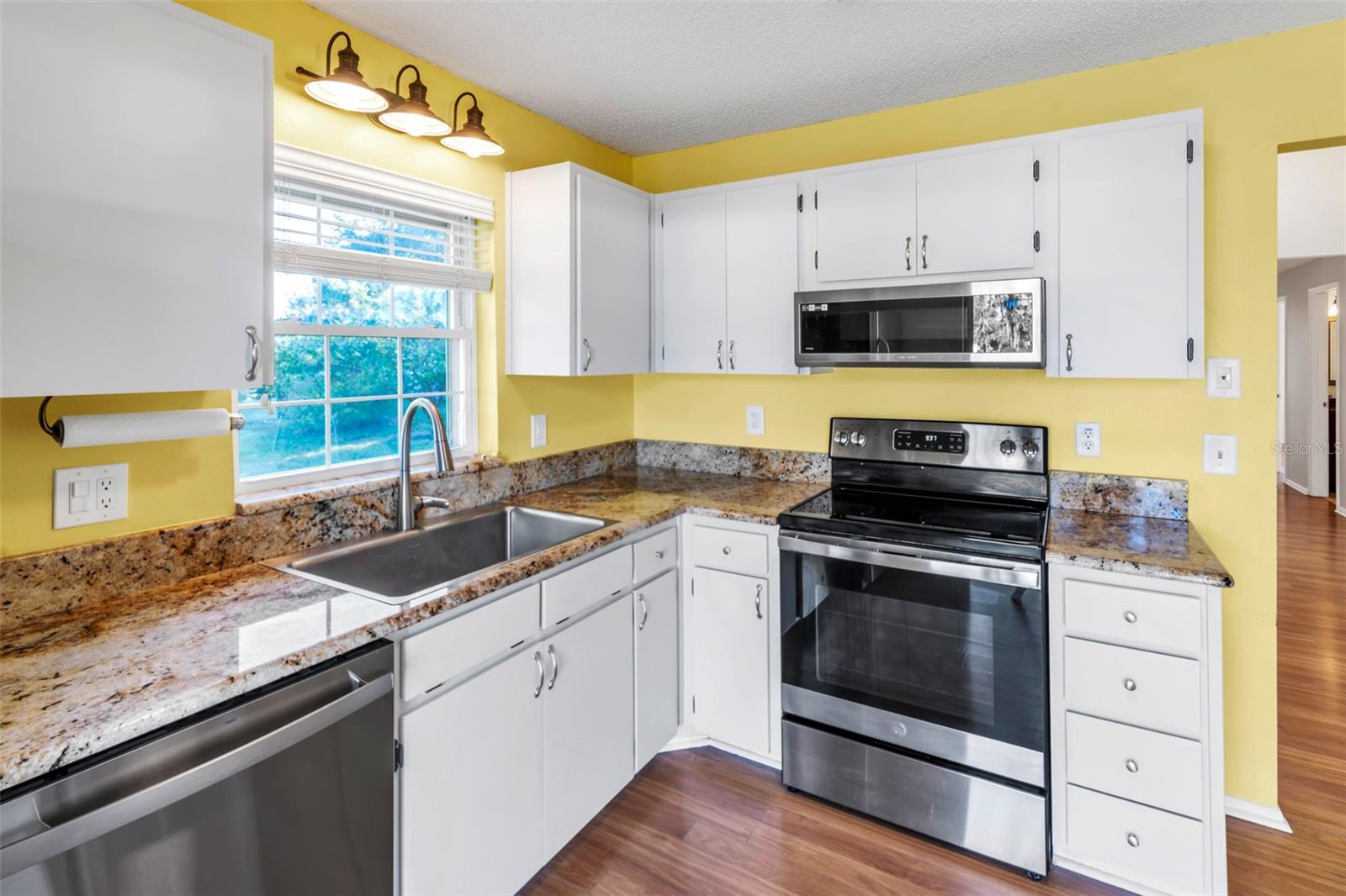 Image 22 of 49 For 17 Penzance Court