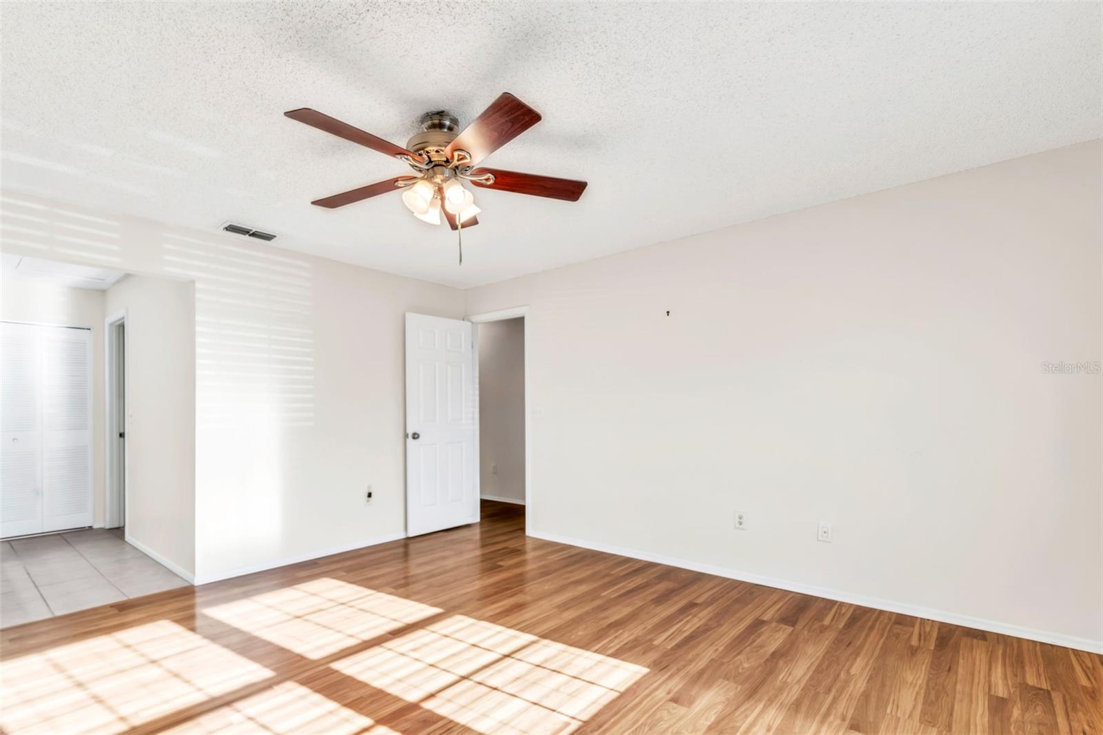 Image 23 of 49 For 17 Penzance Court