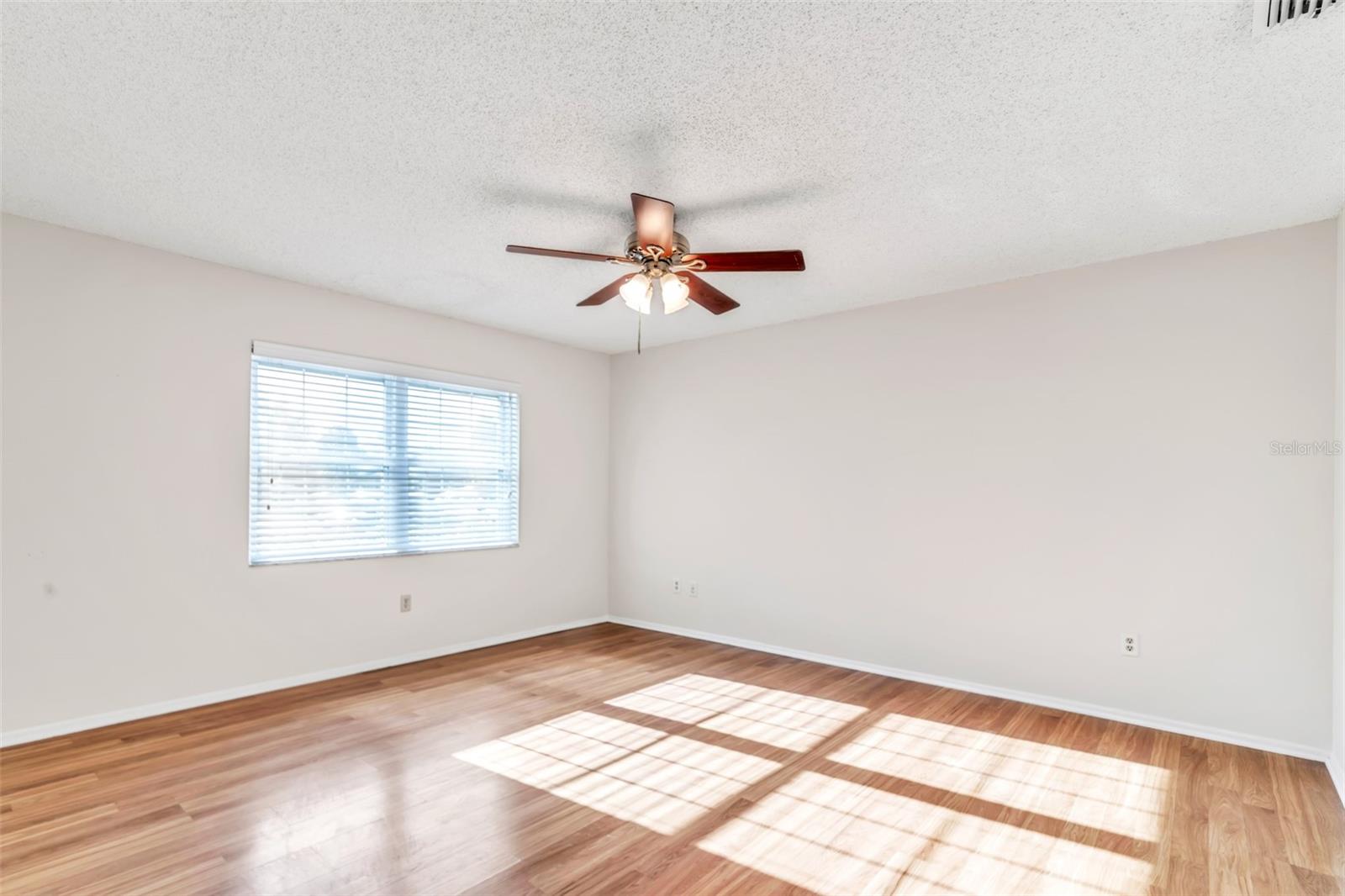 Image 24 of 49 For 17 Penzance Court