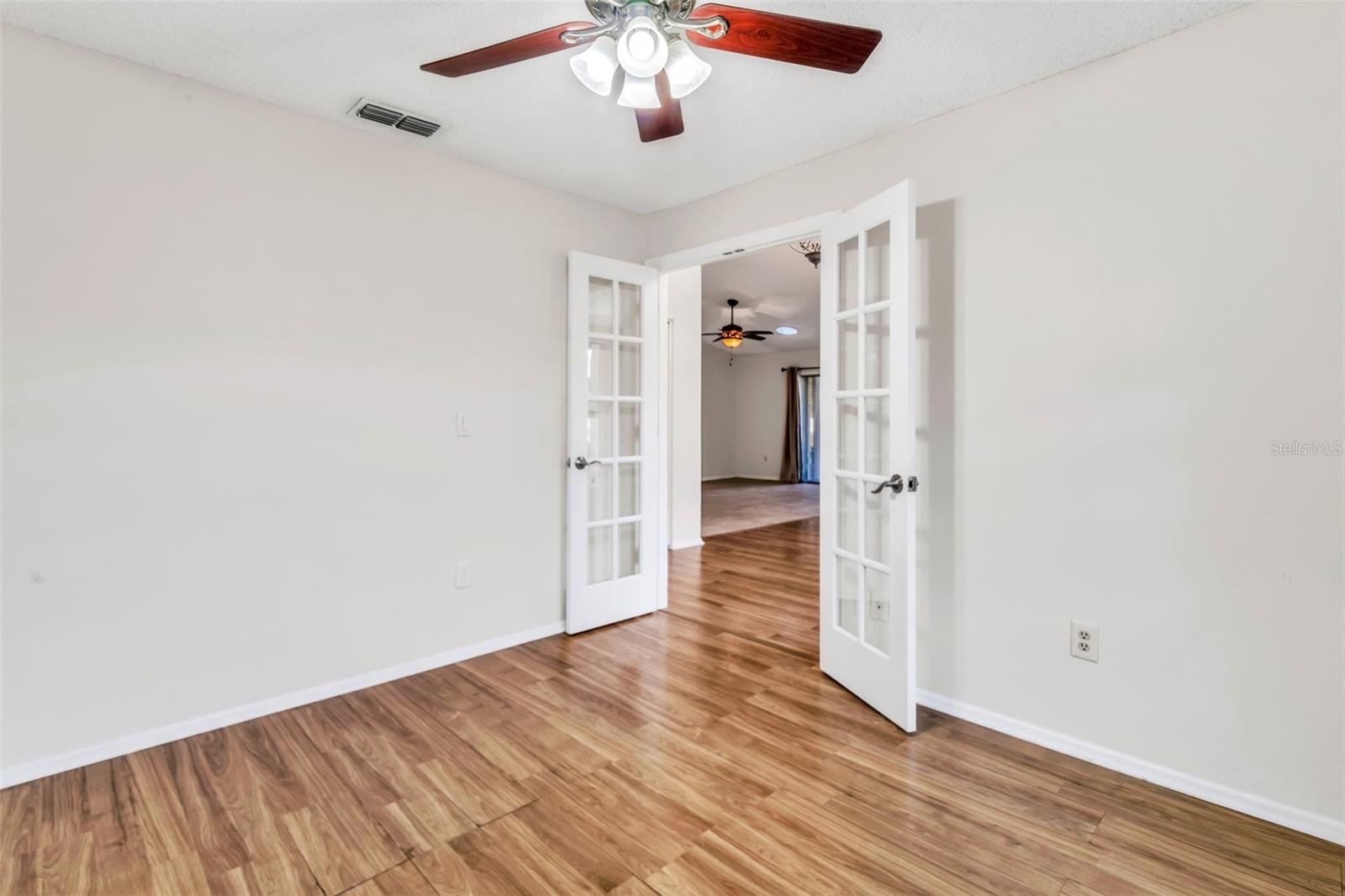 Image 33 of 49 For 17 Penzance Court