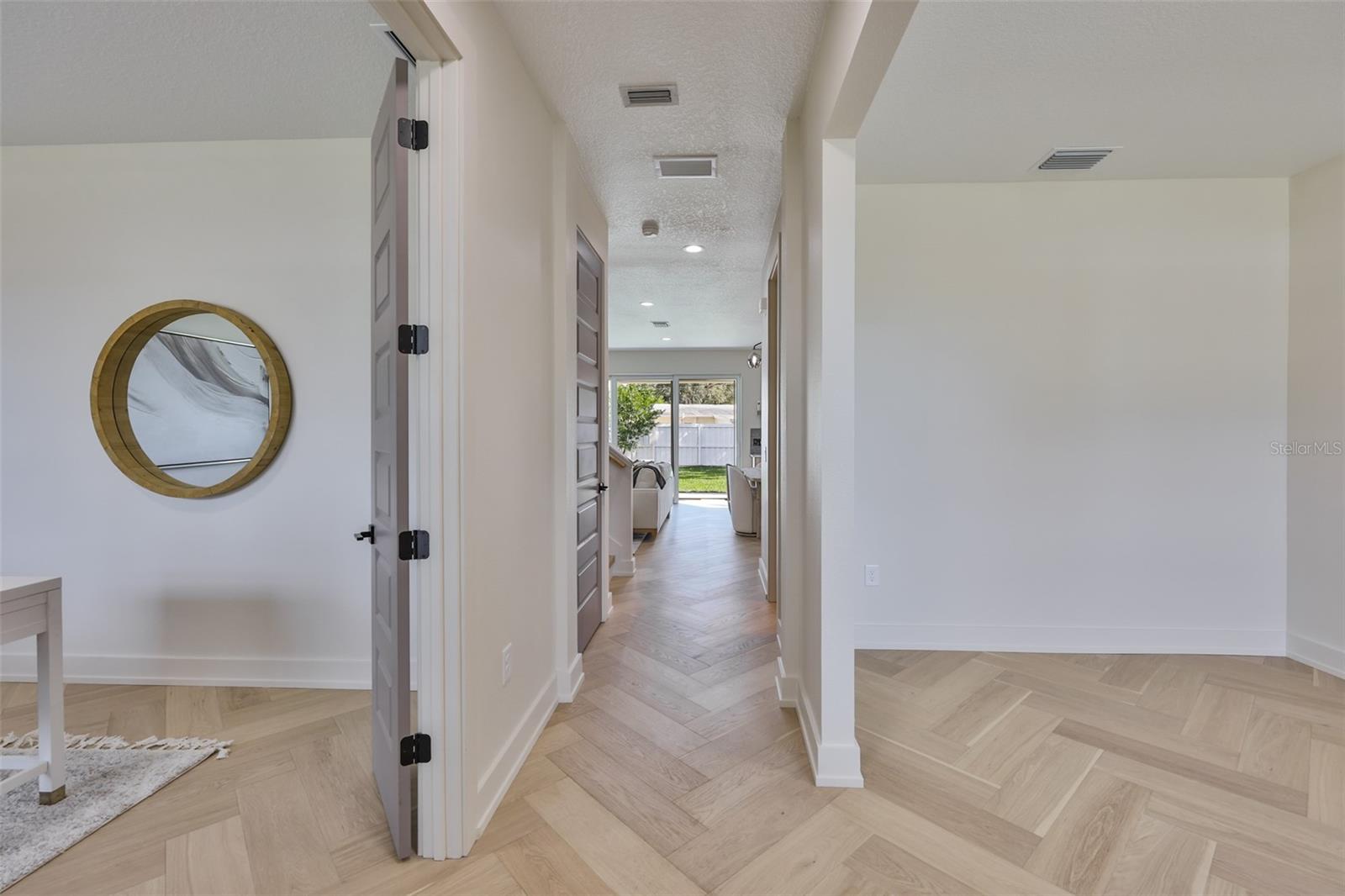 Image 11 of 63 For 5610 Sheridan Road