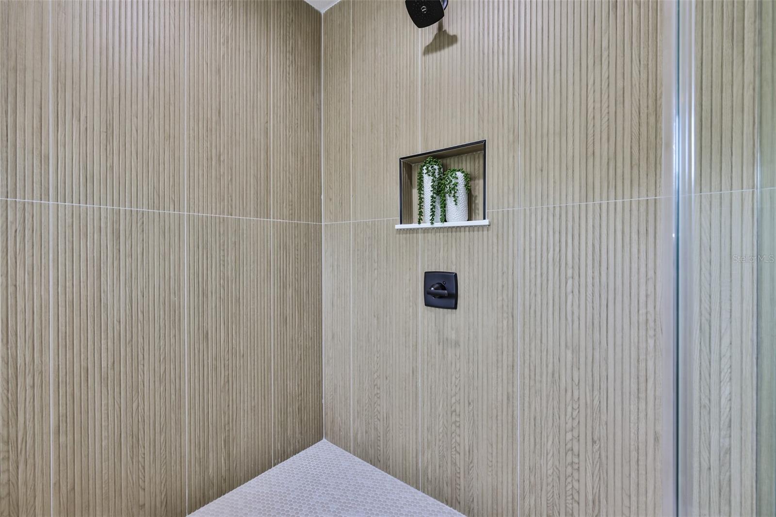 Image 51 of 63 For 5610 Sheridan Road