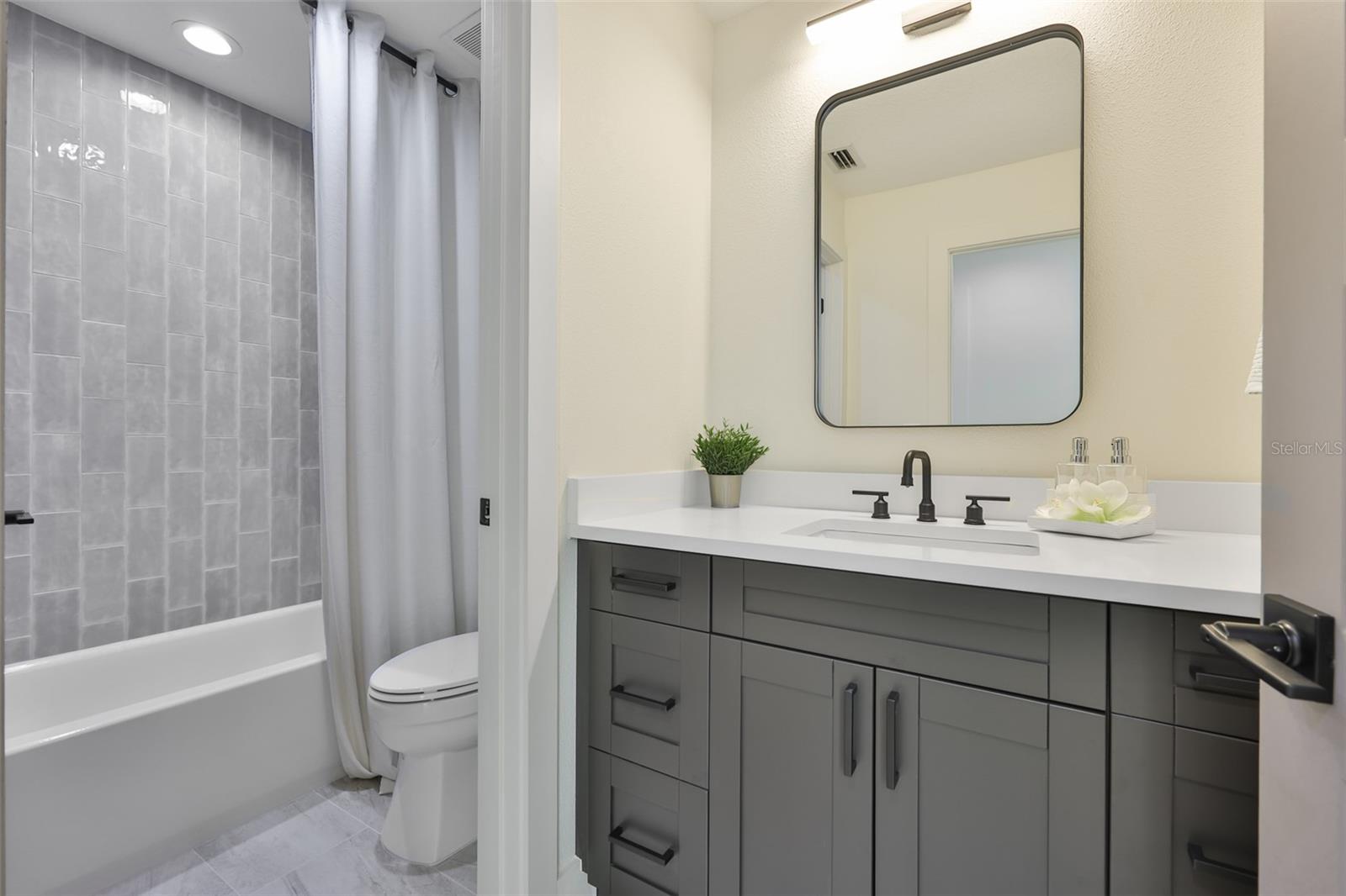 Image 54 of 63 For 5610 Sheridan Road