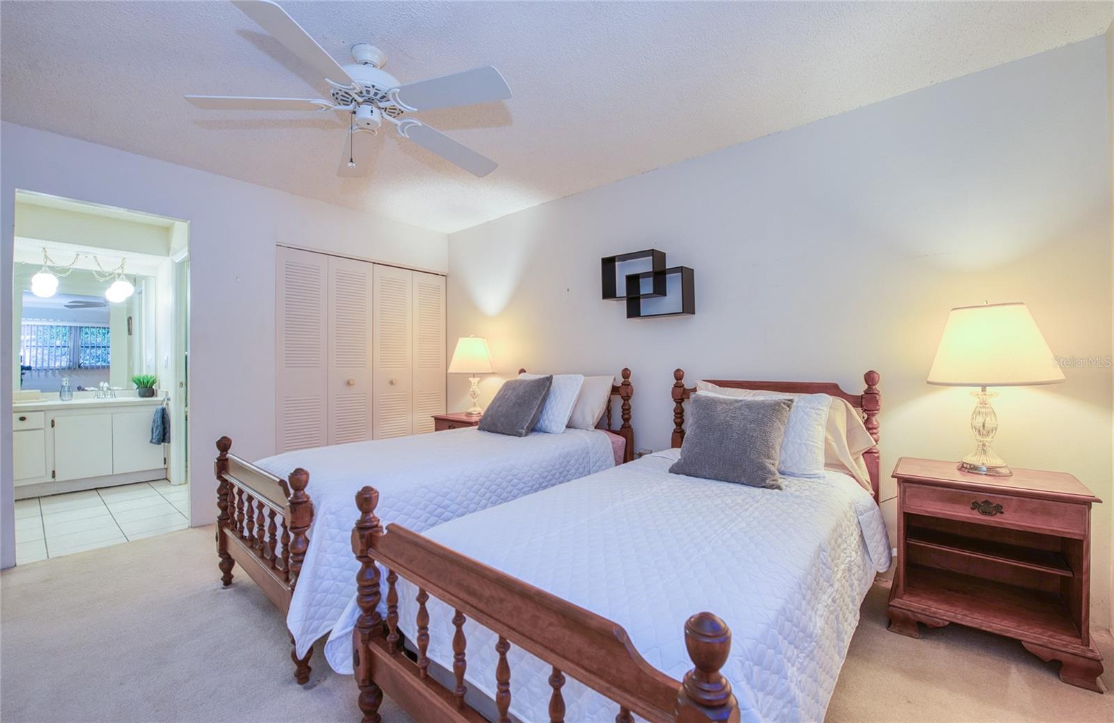 Image 11 of 21 For 13811 Mission Oaks Boulevard E