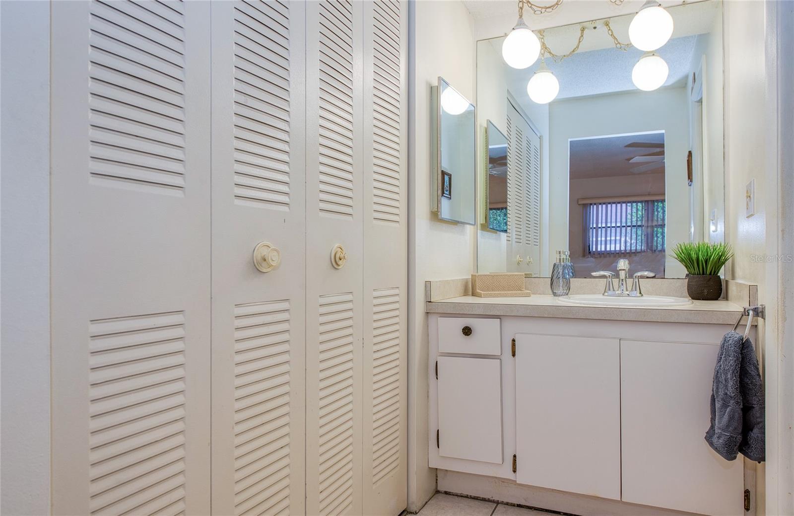 Image 12 of 21 For 13811 Mission Oaks Boulevard E