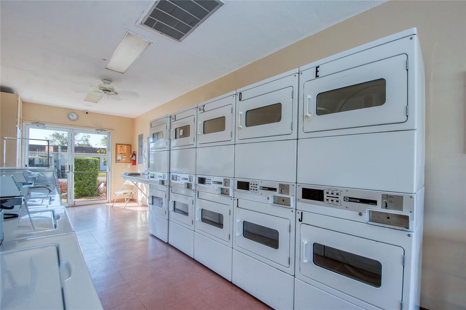 Image 18 of 21 For 13811 Mission Oaks Boulevard E