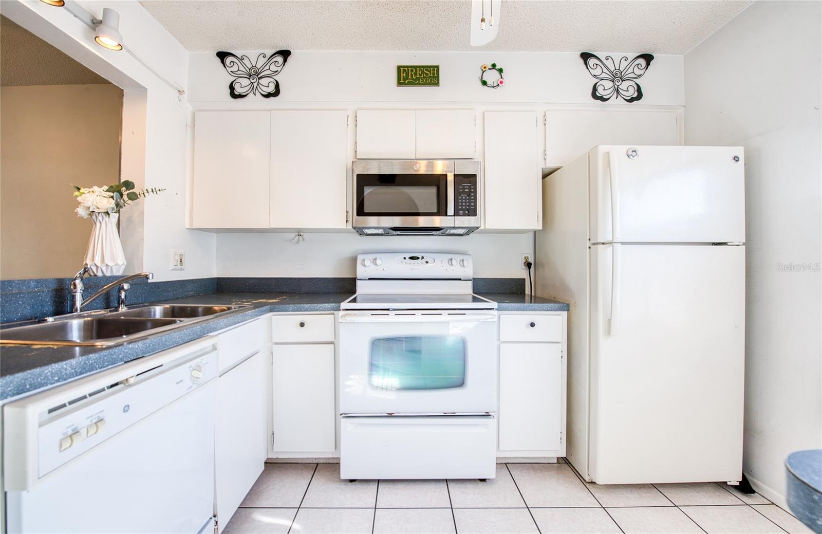 Image 3 of 21 For 13811 Mission Oaks Boulevard E