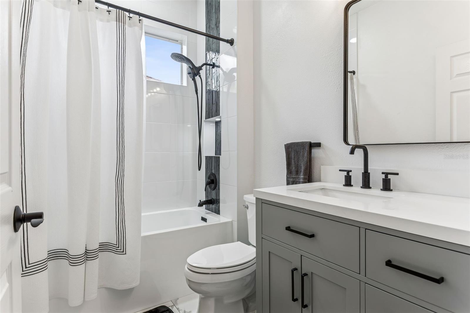 Image 25 of 50 For 21111 Lake Vienna Drive