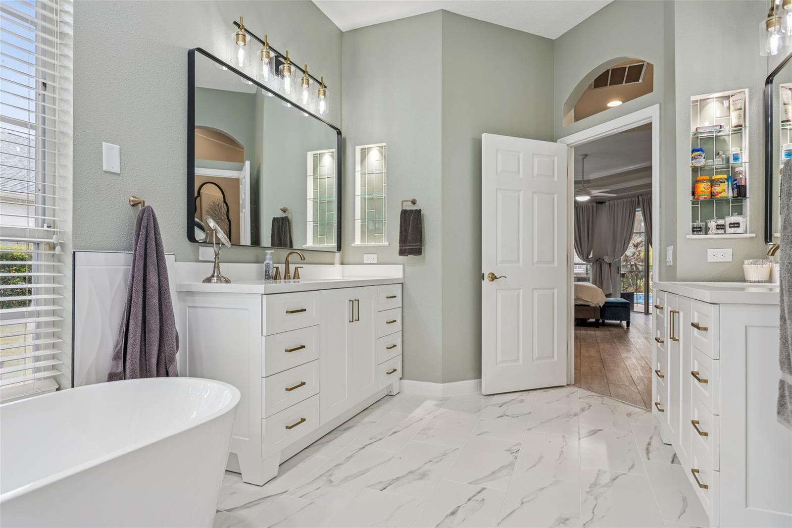 Image 34 of 50 For 21111 Lake Vienna Drive