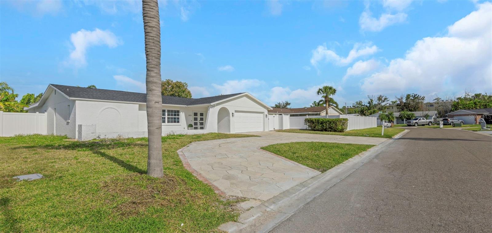 Listing photo id 0 for 11419 47th Avenue N