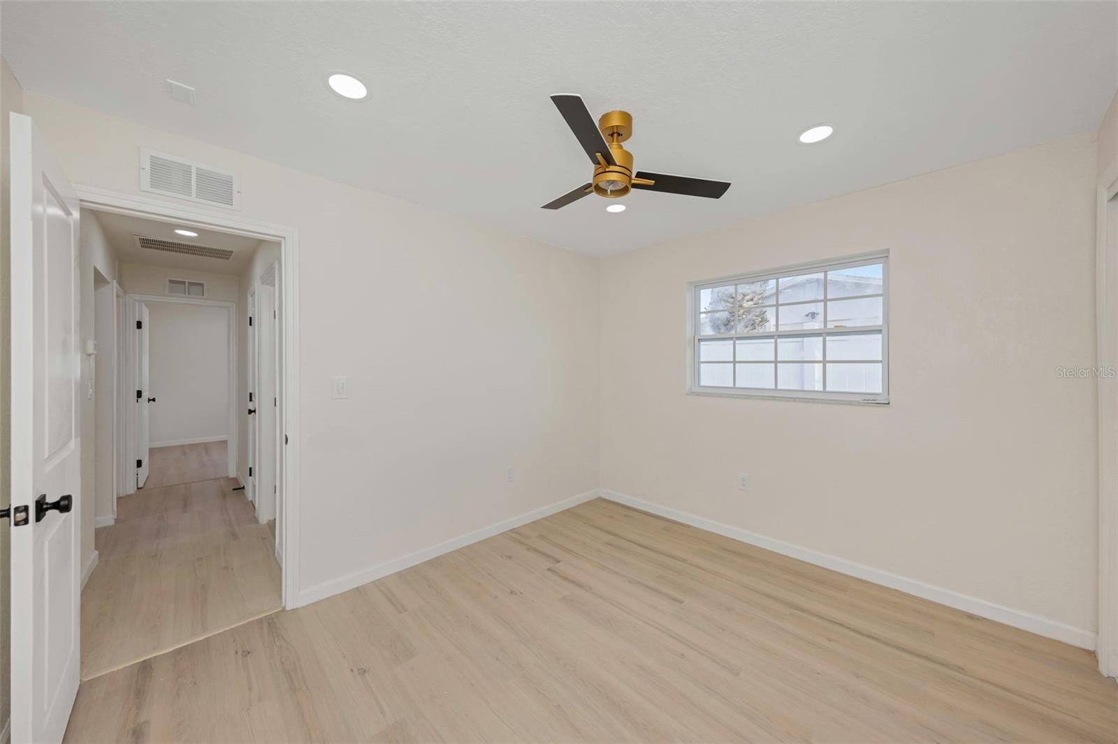 Listing photo id 33 for 11419 47th Avenue N