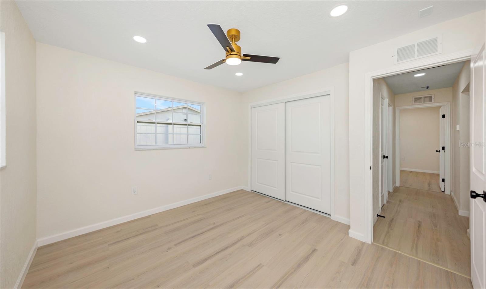 Listing photo id 40 for 11419 47th Avenue N