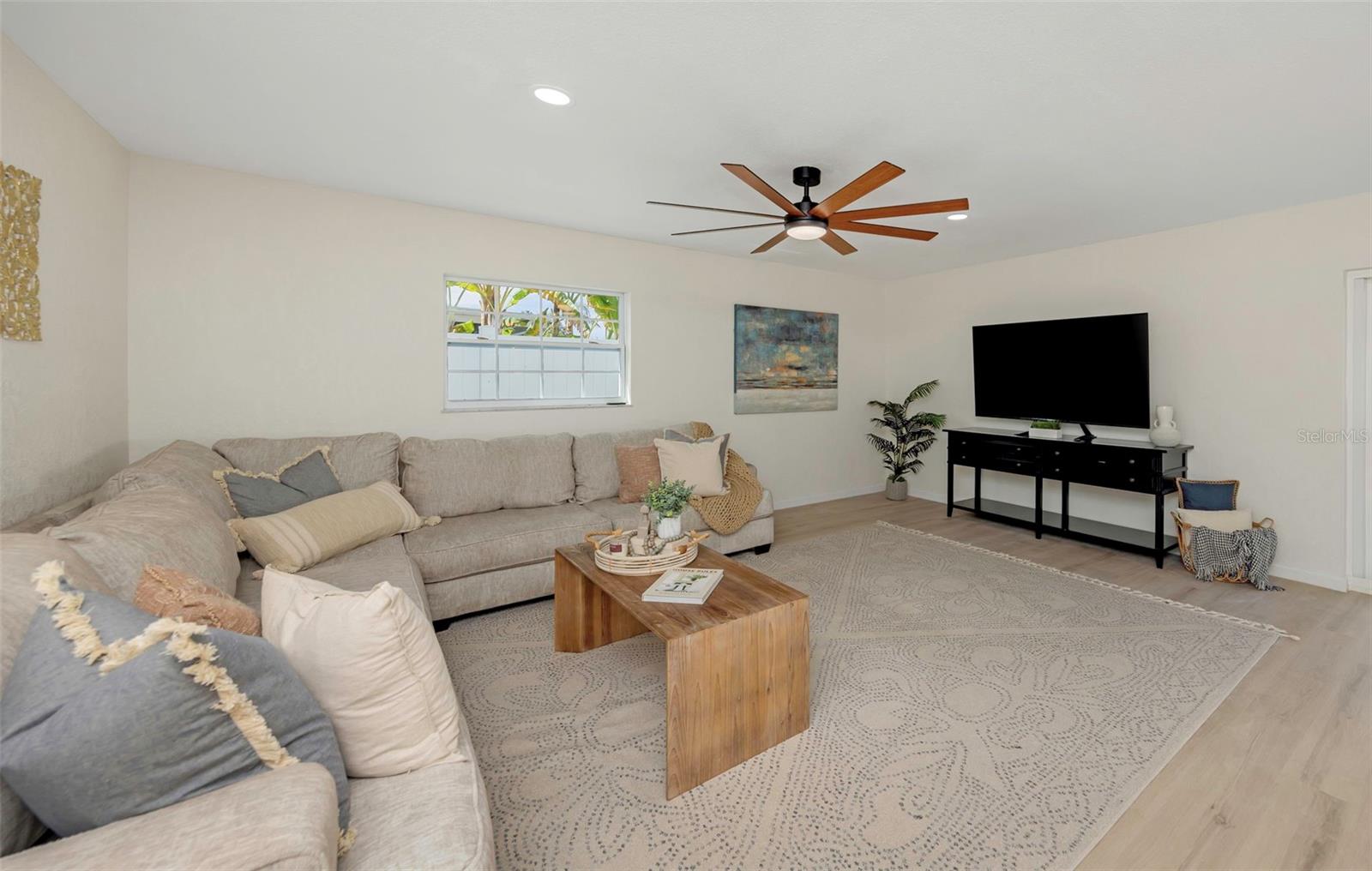 Listing photo id 51 for 11419 47th Avenue N