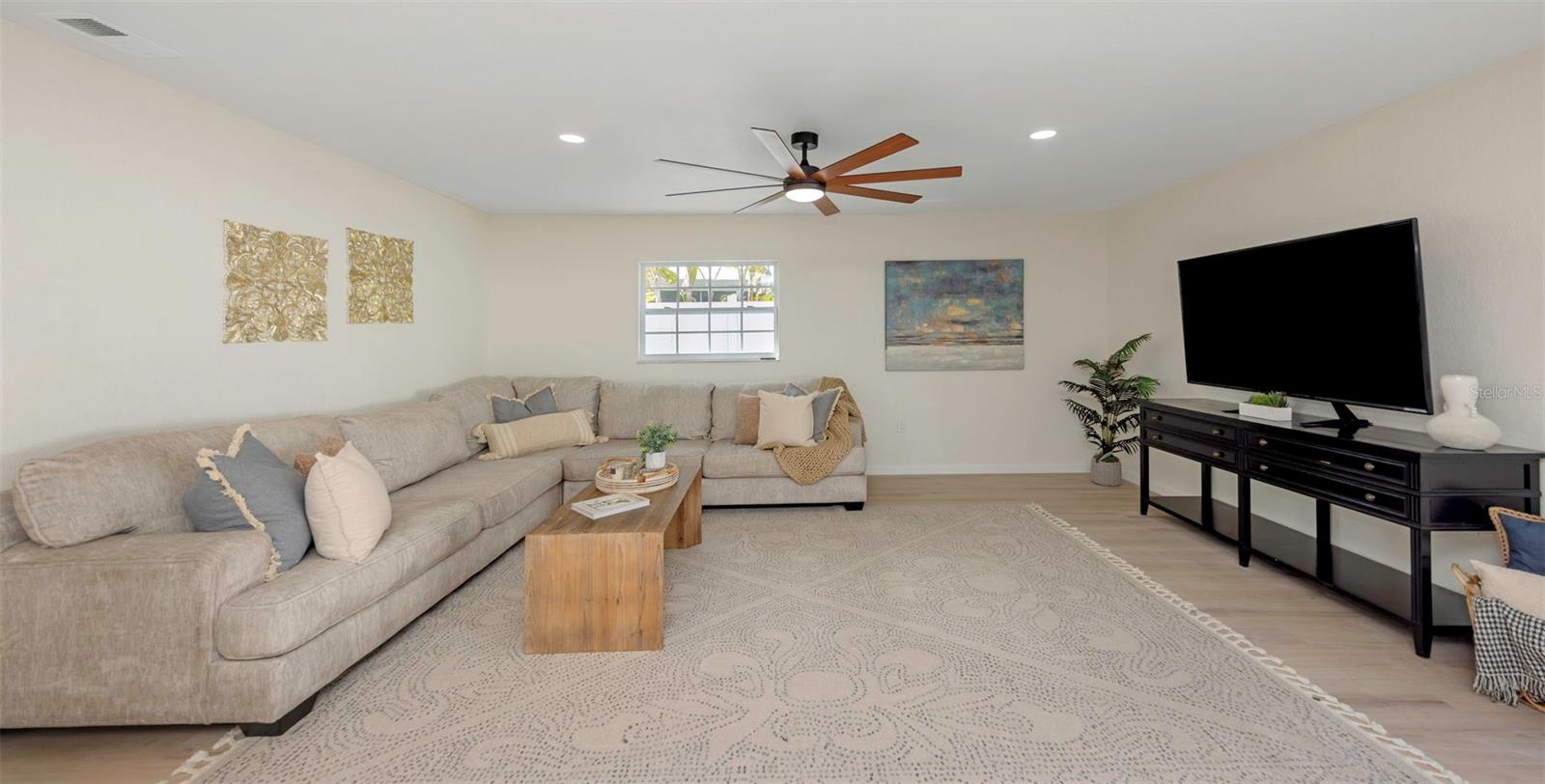 Listing photo id 52 for 11419 47th Avenue N