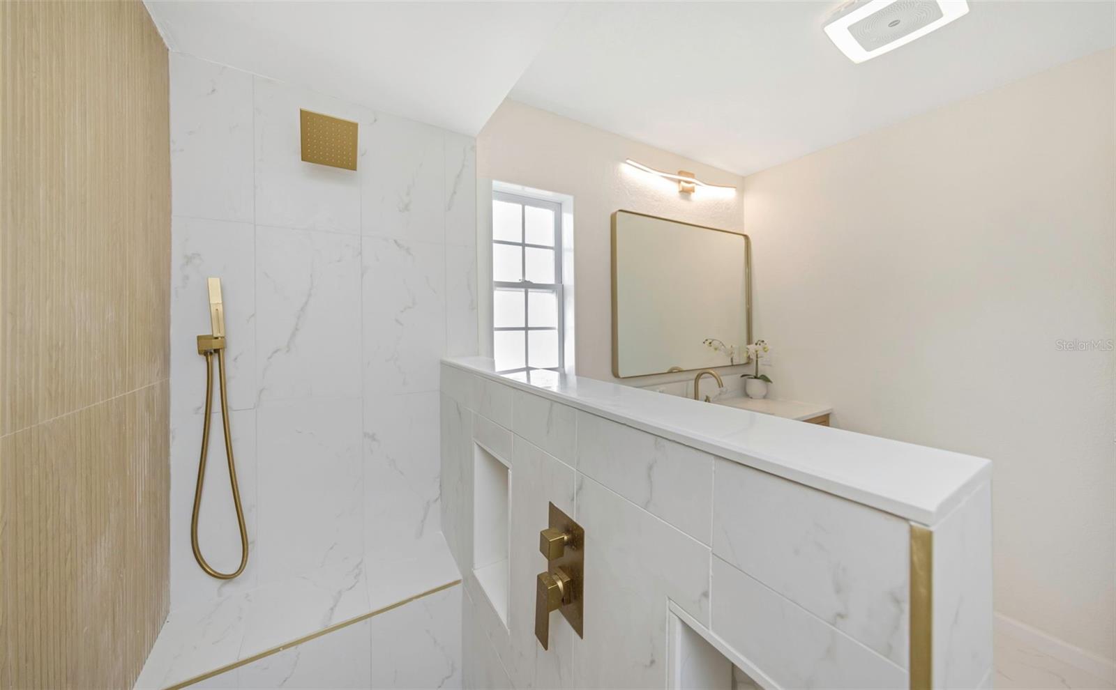 Listing photo id 61 for 11419 47th Avenue N