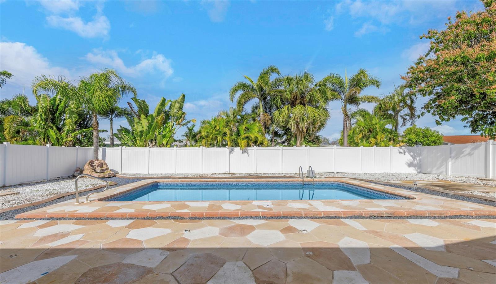 Listing photo id 63 for 11419 47th Avenue N