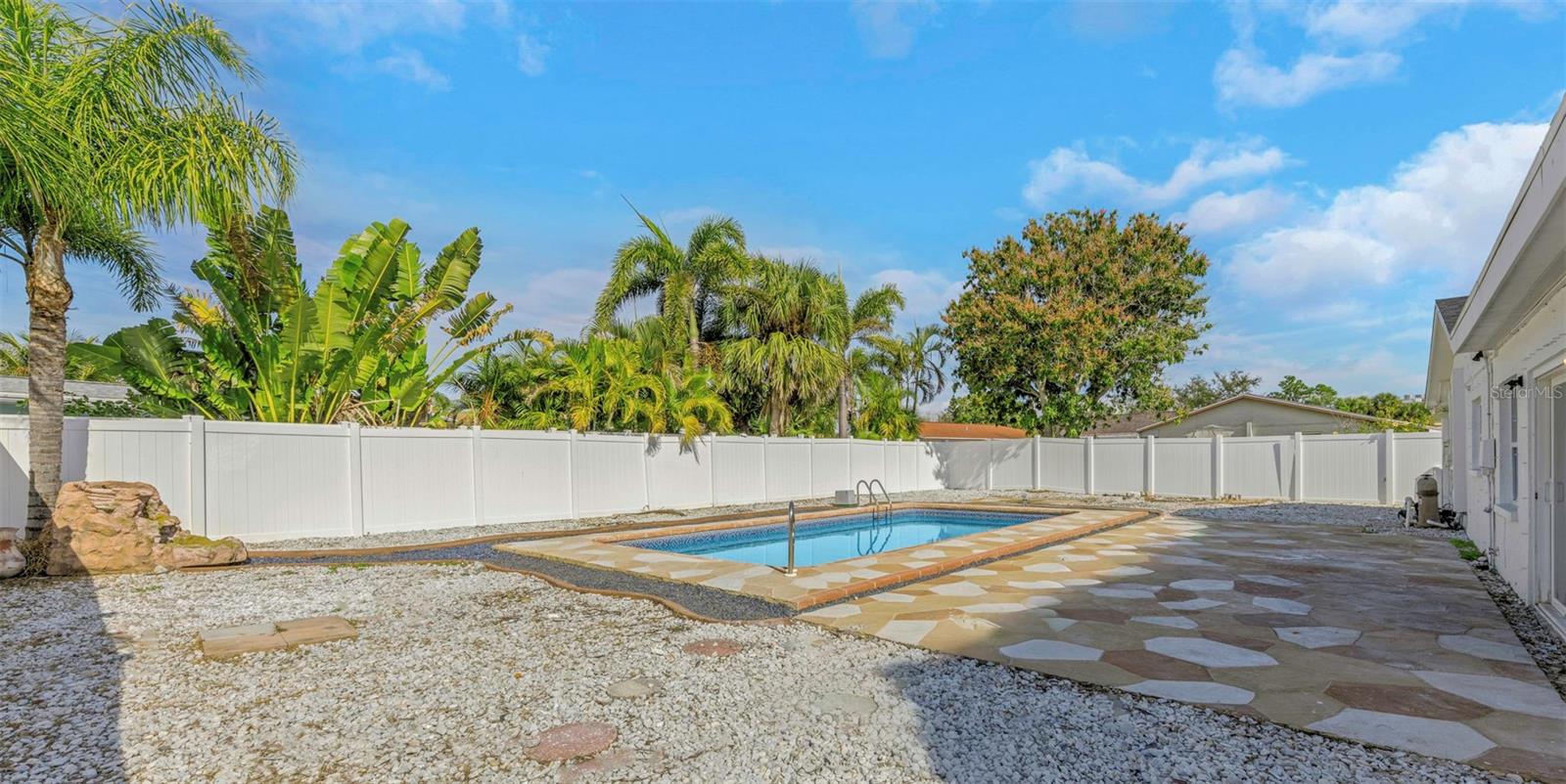 Listing photo id 64 for 11419 47th Avenue N