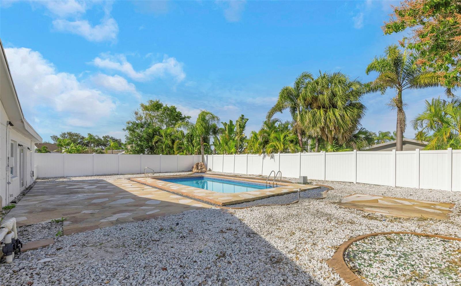 Listing photo id 67 for 11419 47th Avenue N