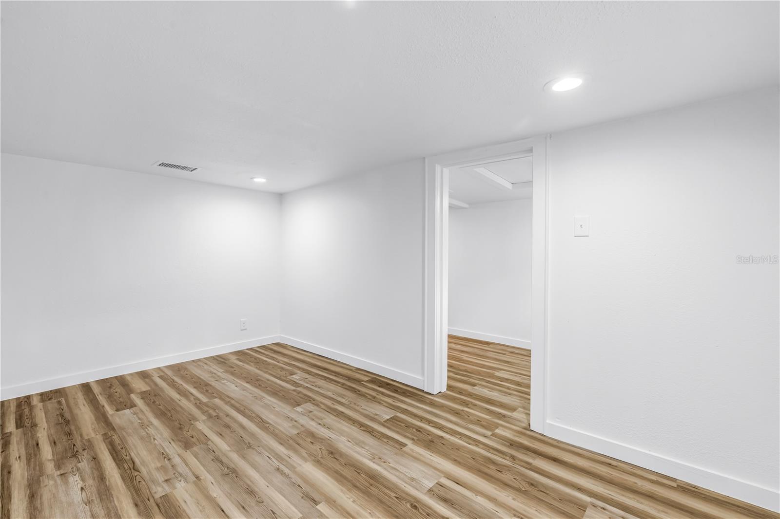 Image 24 of 42 For 8616 Orangeview Avenue