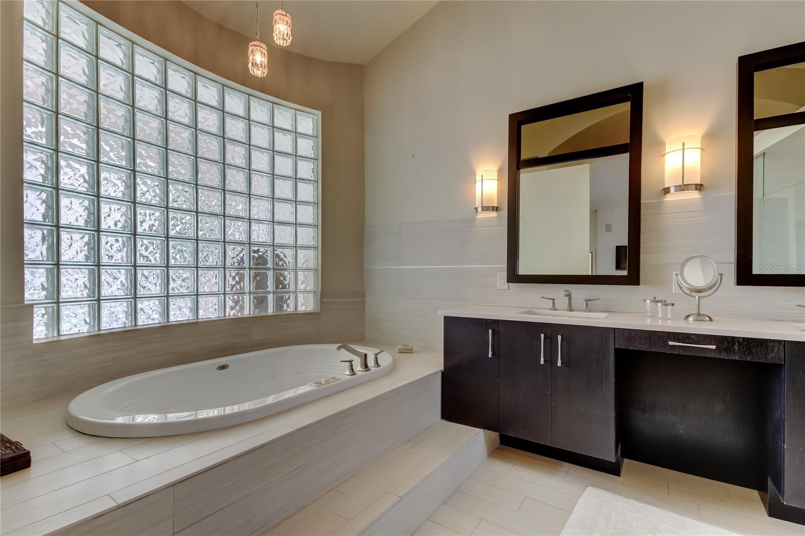 Image 11 of 82 For 905 Mooring Circle