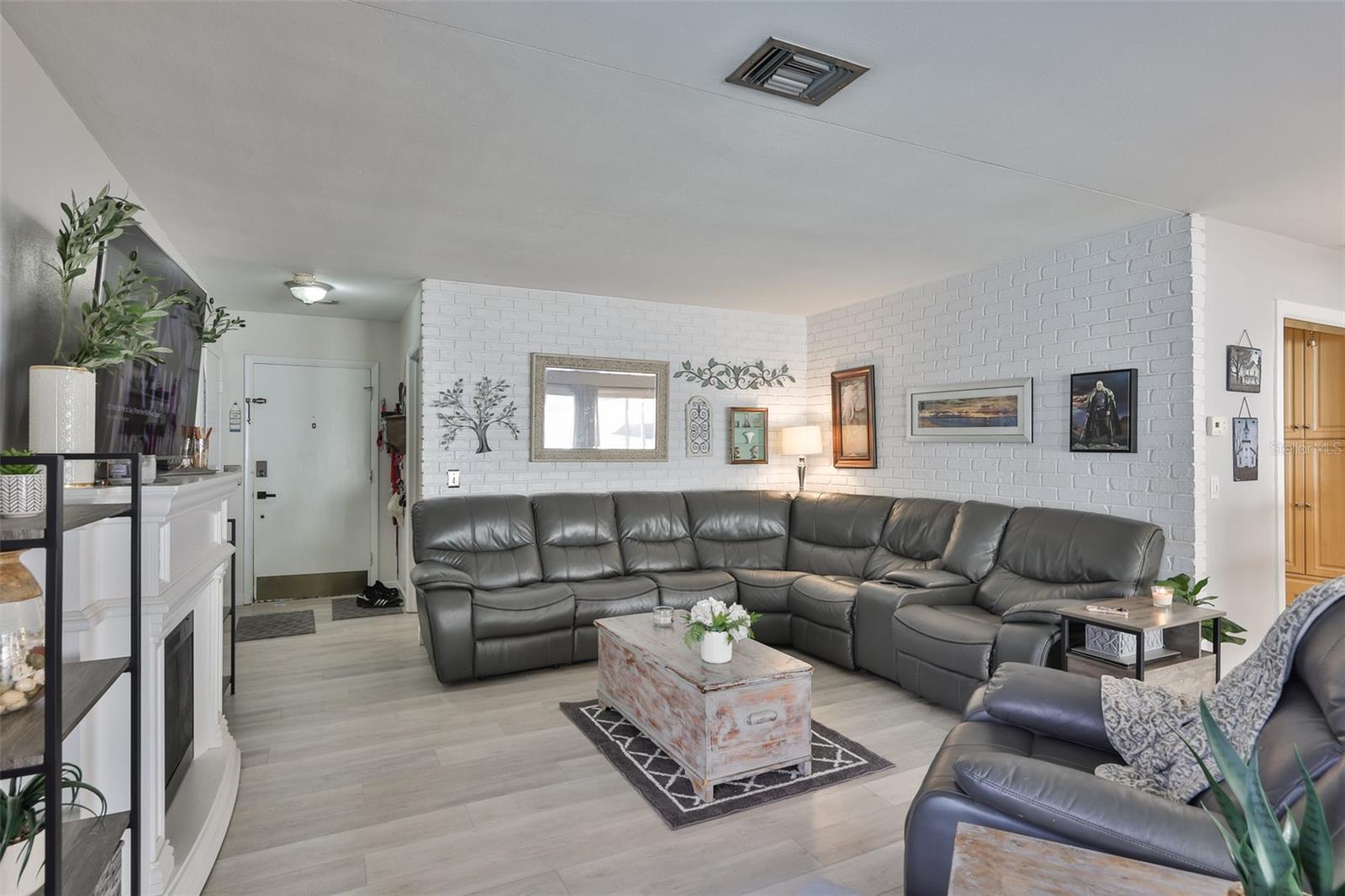 Image 4 of 36 For 13931 Dominica Drive