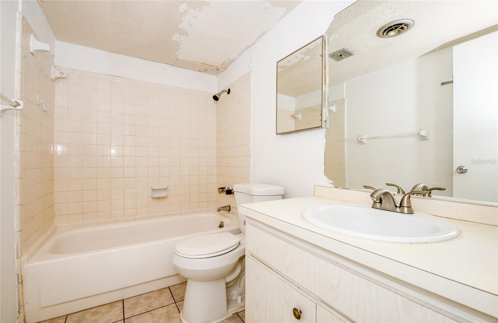 Listing photo id 8 for 304 Corona Avenue