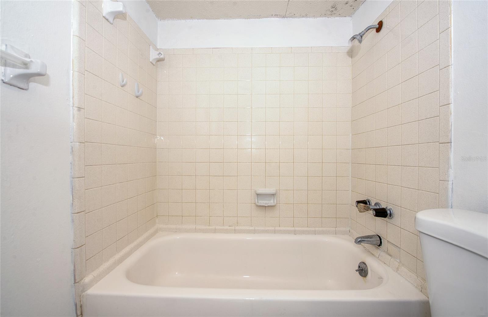 Listing photo id 9 for 304 Corona Avenue