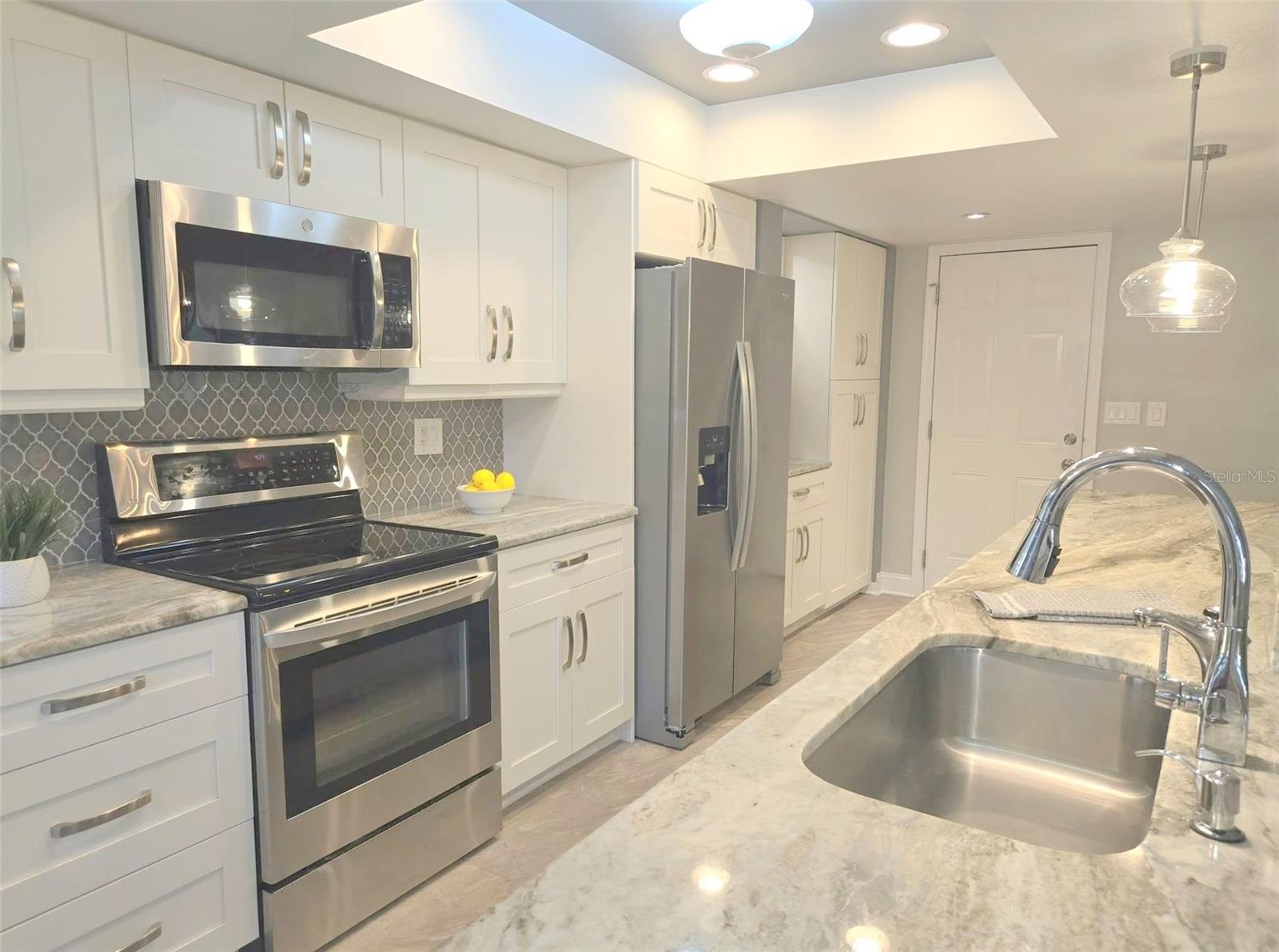 Listing photo id 13 for 3408 Stirling Road