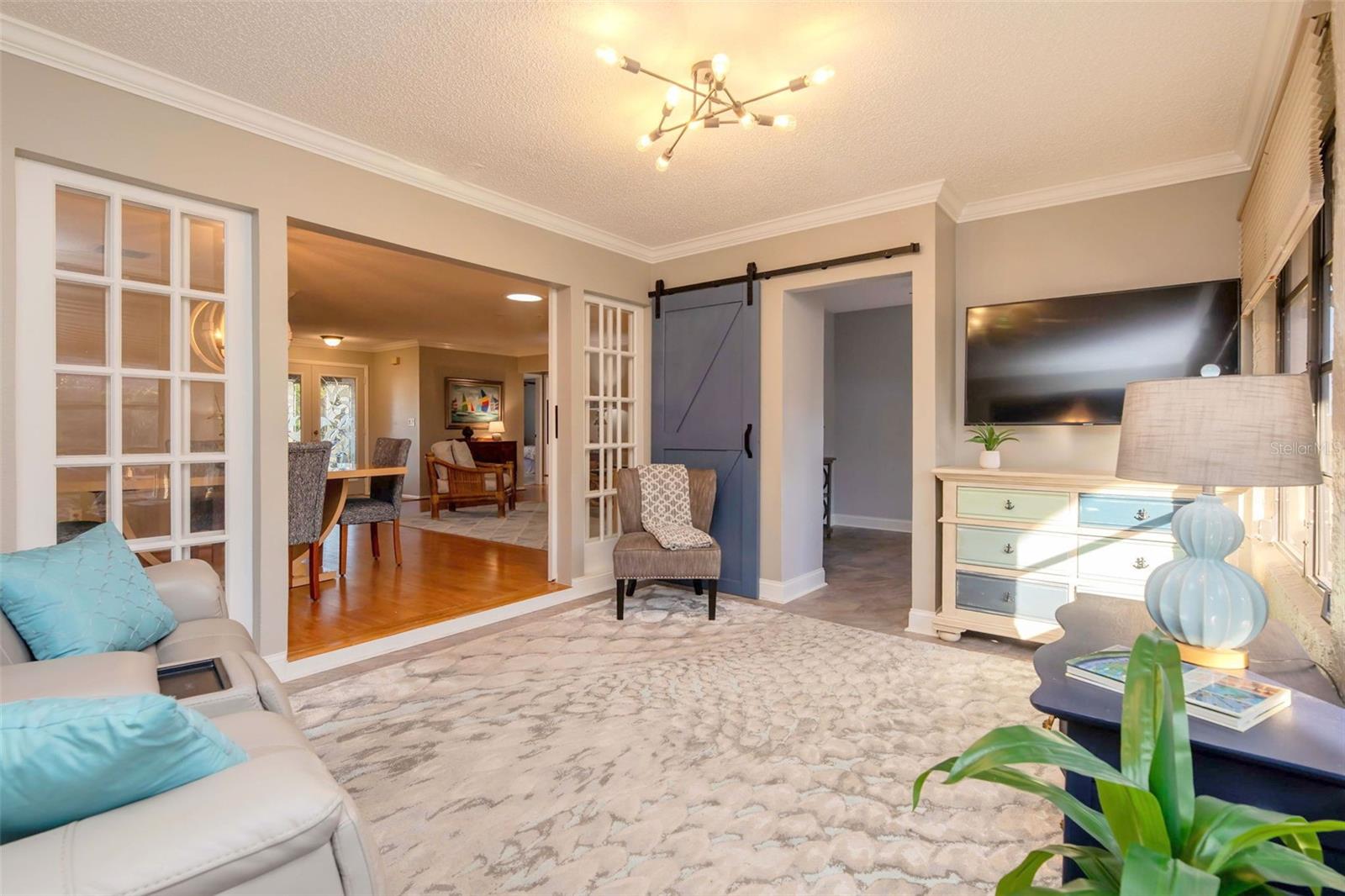 Listing photo id 16 for 3408 Stirling Road