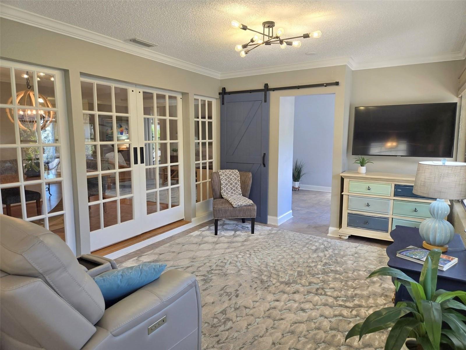 Listing photo id 17 for 3408 Stirling Road