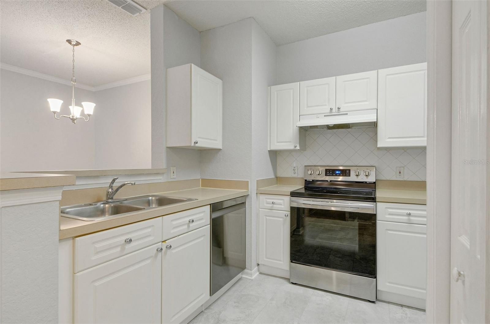 Image 10 of 25 For 18001 Richmond Place Drive 1112